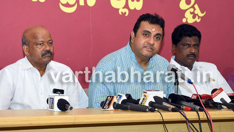 ‘ಮೊದಲು ಸಂಸದೆ ಶೋಭಾ ಸಾಧನಾ ಪಟ್ಟಿ ಬಿಡುಗಡೆ ಮಾಡಿ’